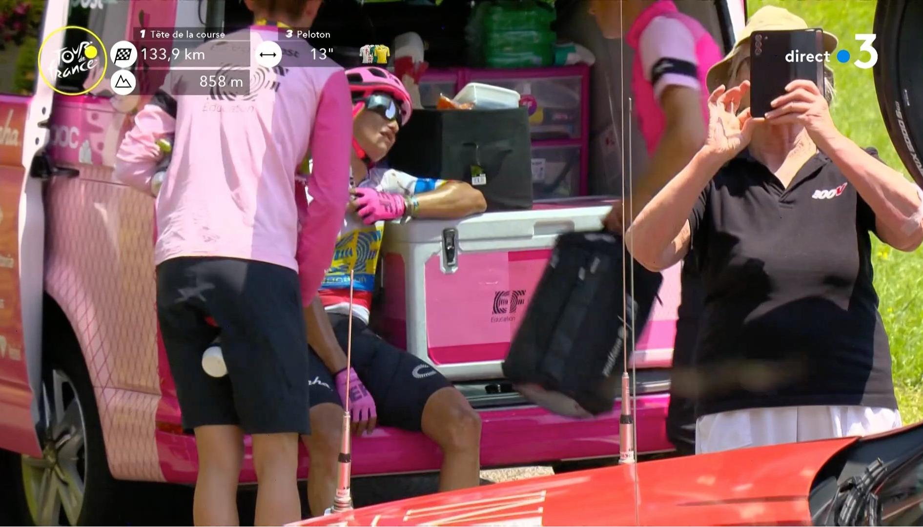 Esteban Chaves fue subido a una ambulancia