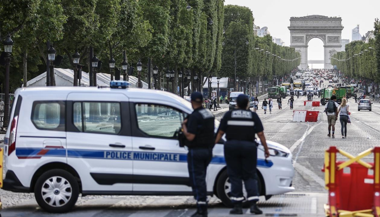 La policía francesa durante un patrullaje por los Campos Elíseos.  