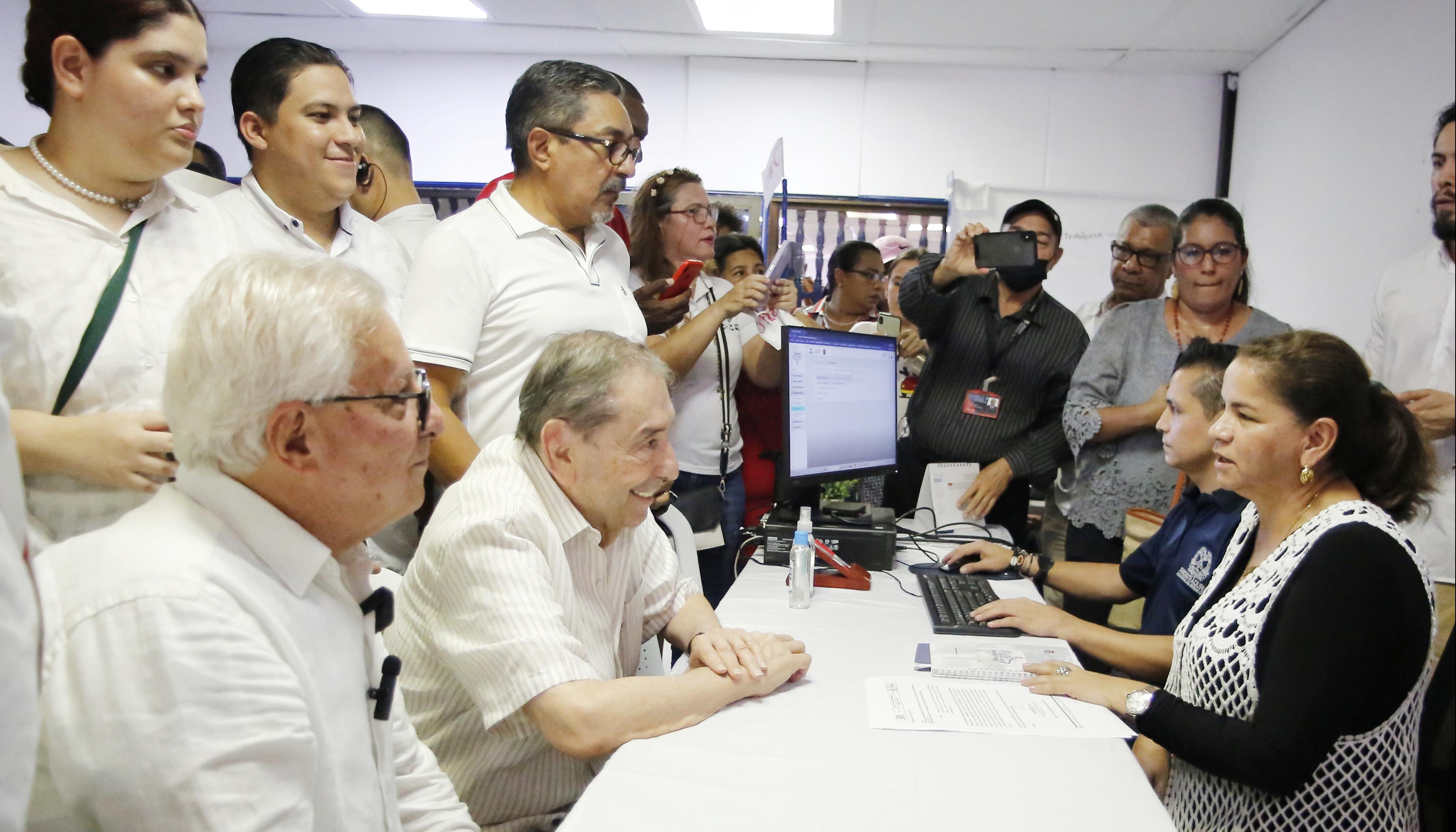 El exsenador Fuad Char Abdala acompañó en la inscripción al candidato Joao  Herrera en la Registraduría Especial de Soledad