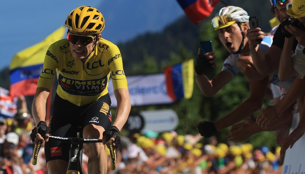 Jonas Vingegaard supera por sólo nueve segundos a Tadej Pogacar.