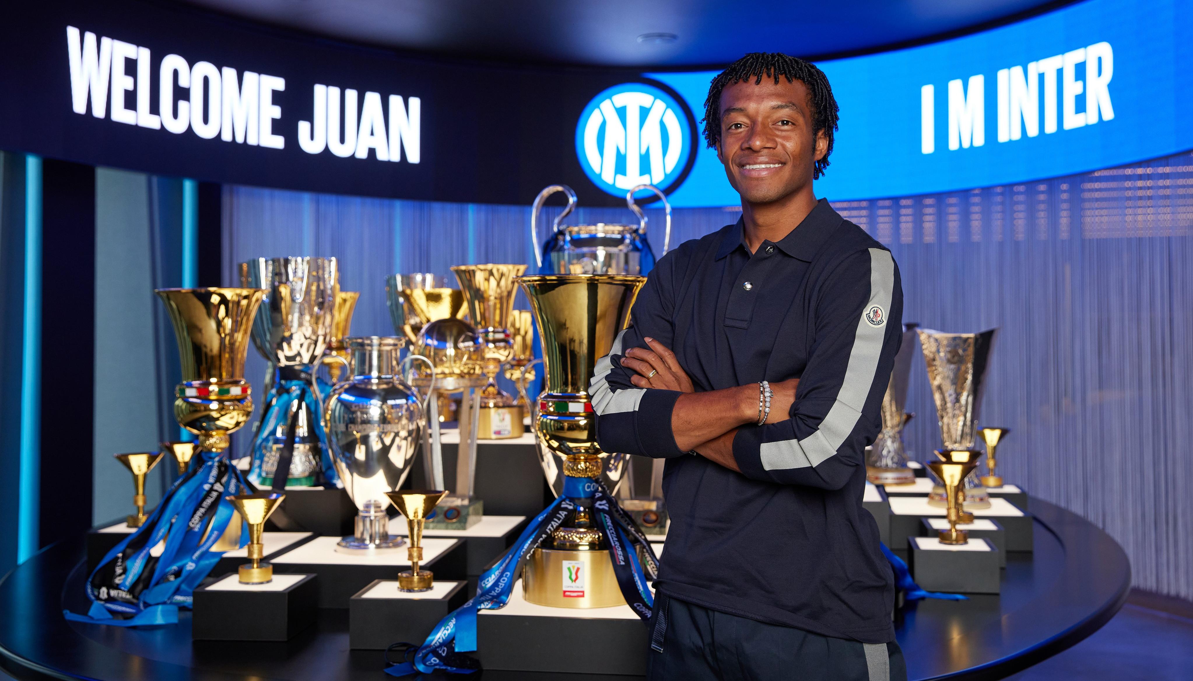 Juan Guillermo posando con los trofeos de su nuevo equipo. 