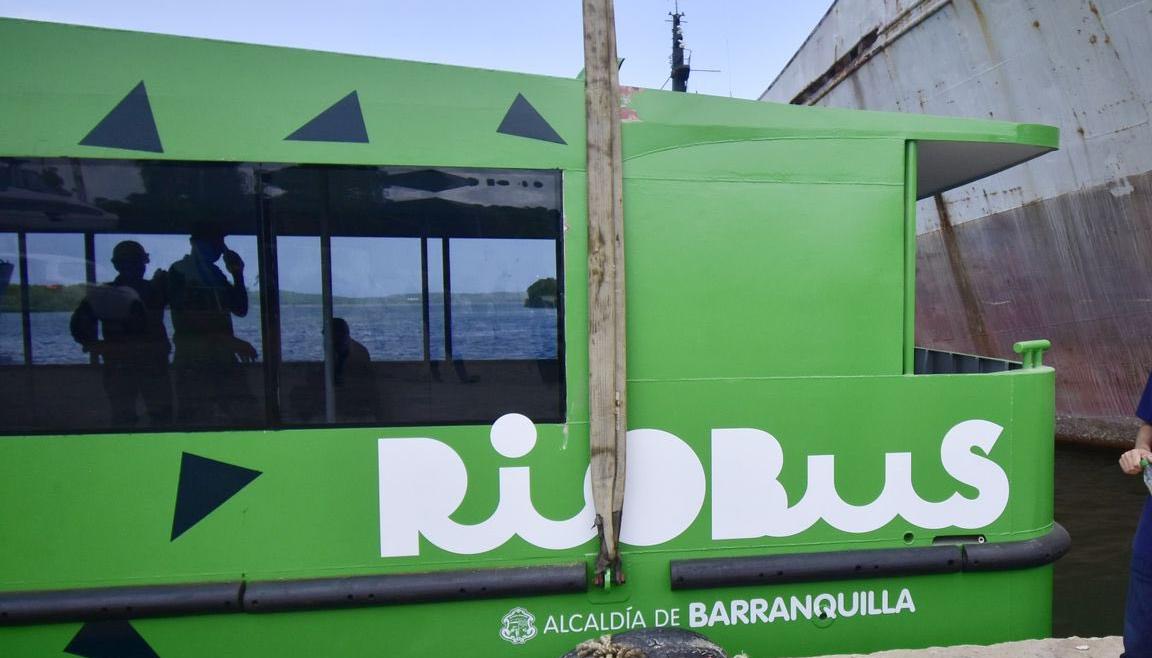 El alcalde Pumarejo junto al 'Karakalí', el primero Río-Bus para navegar por el río Magdalena