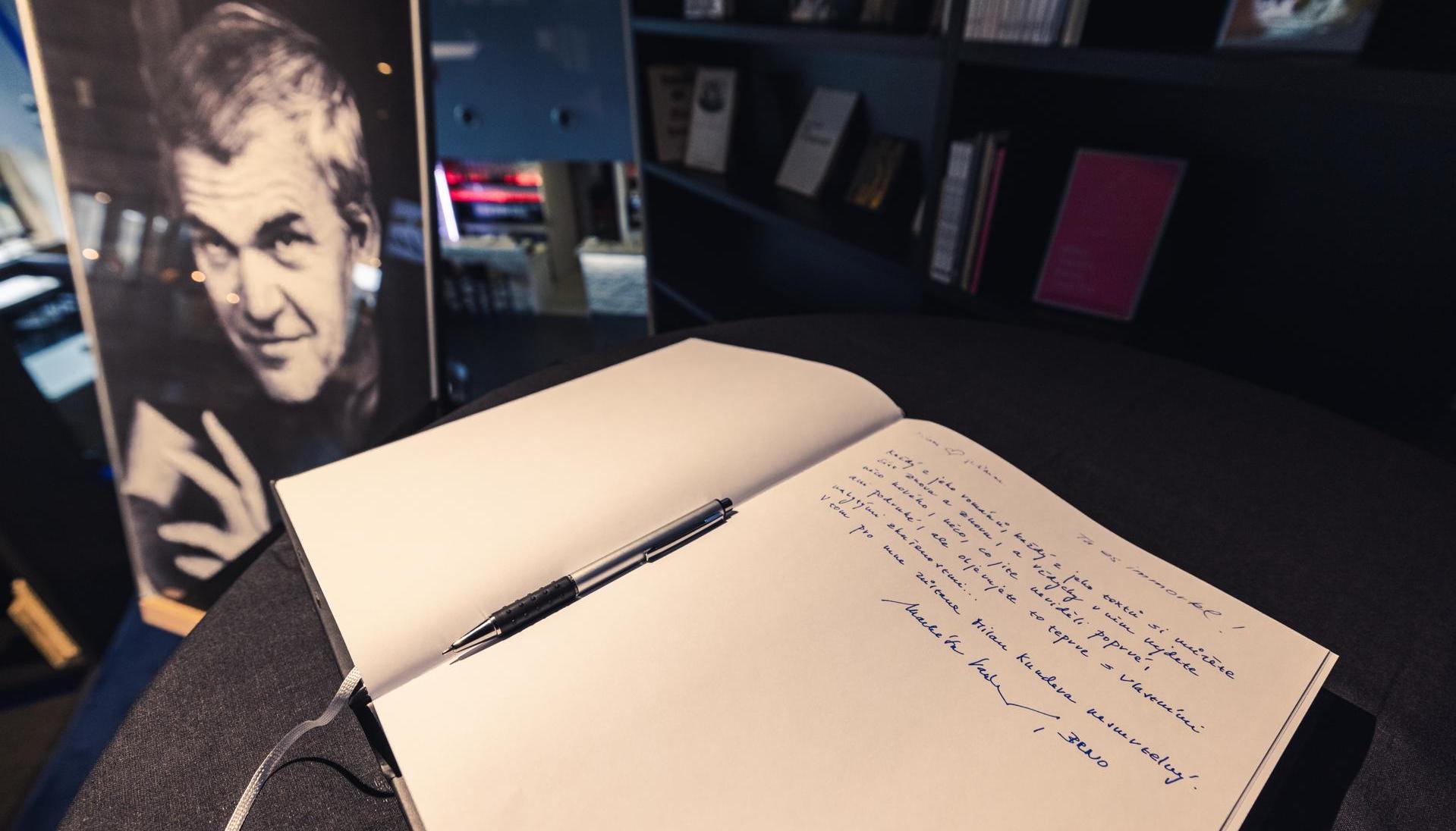 A la entrada de la biblioteca Milan Kundera en Moravia se exhibe un libro de condolencias