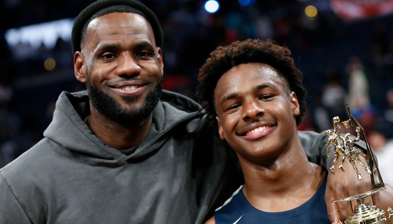 LeBron James y su hijo Bronny, de 18 años. 