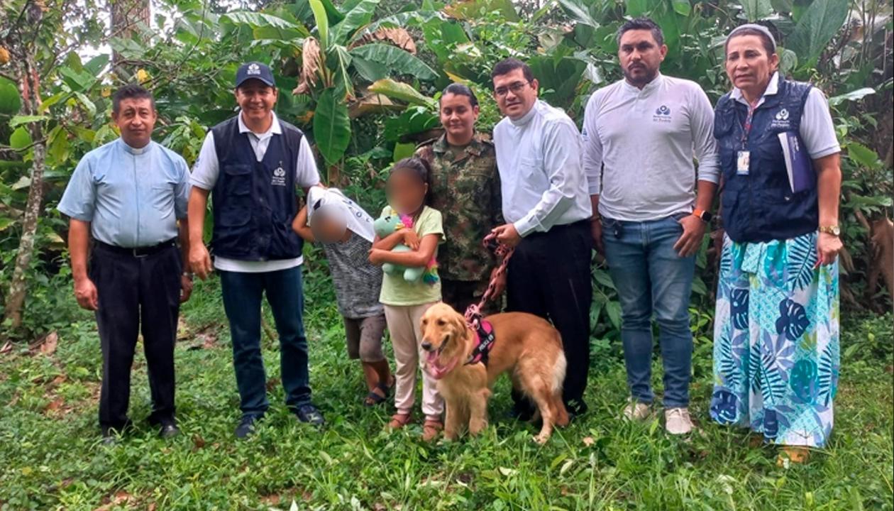 La sargento y sus dos hijos con funcionarios de la Defensoría del Pueblo