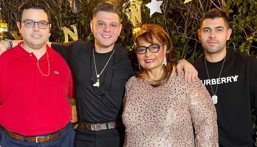 Luifer Cuello en una foto familiar de diciembre pasado junto a sus hermanos y su mamá Dilia Mera Peñaloza