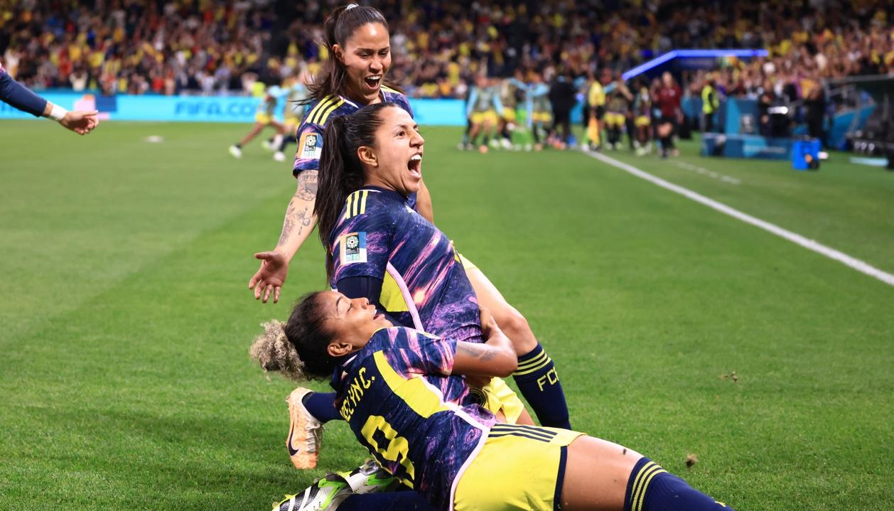Manuela Vanegas festeja con Jorelyn Carabalí y Marcela Restrepo.