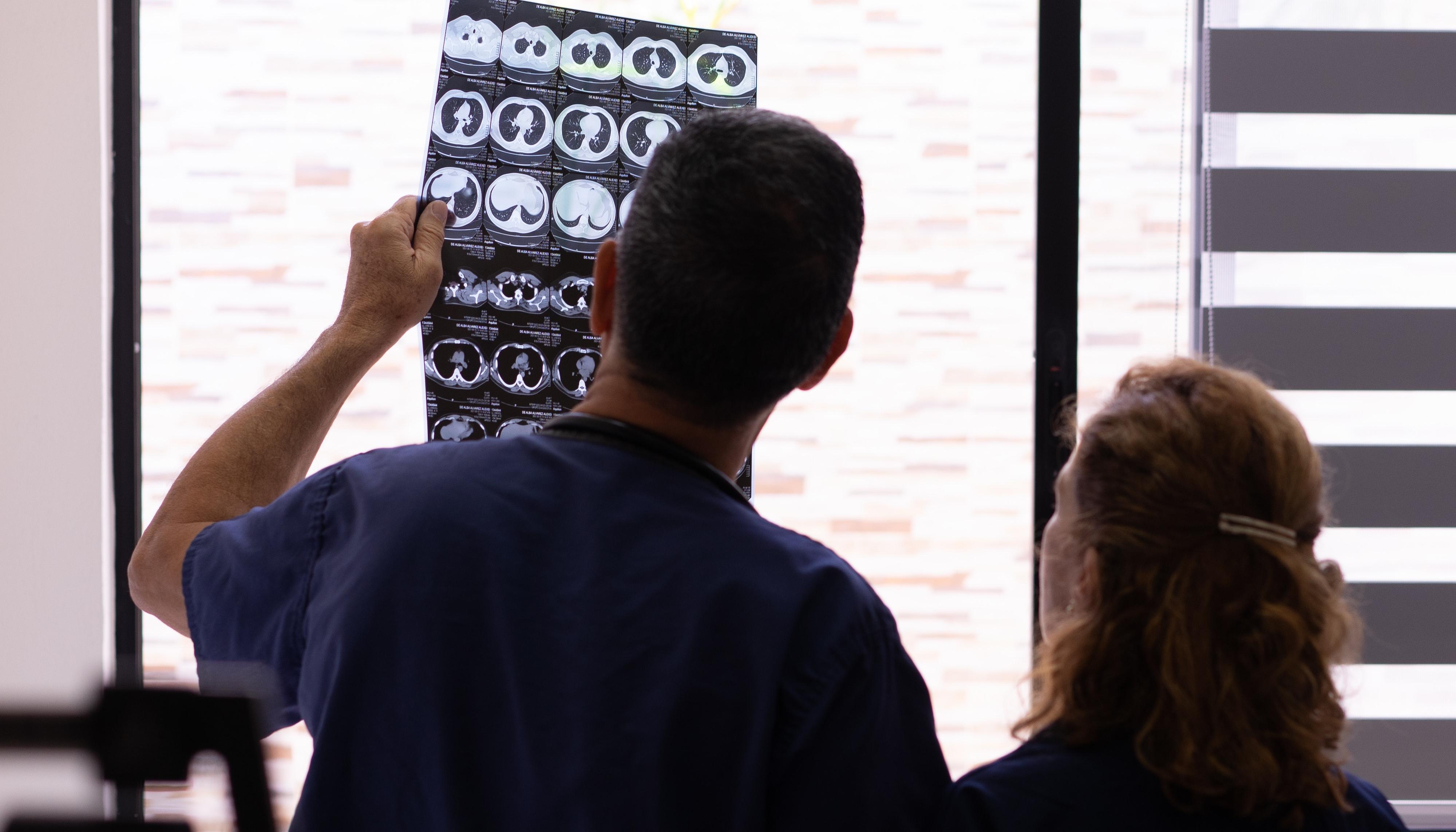 La llegada de los médicos venezolanos son una amenaza para los profesionales de Colombia y la salud de los usuarios, dice el Colegio Médico