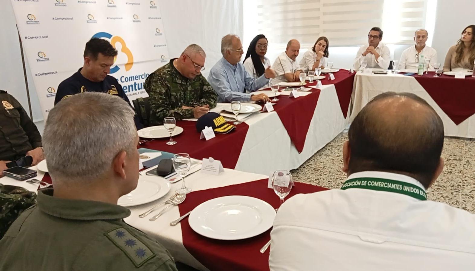 El Ministro Iván Velásquez dialoga con escucha a empresarios y gremios del Puerto de Buenaventura