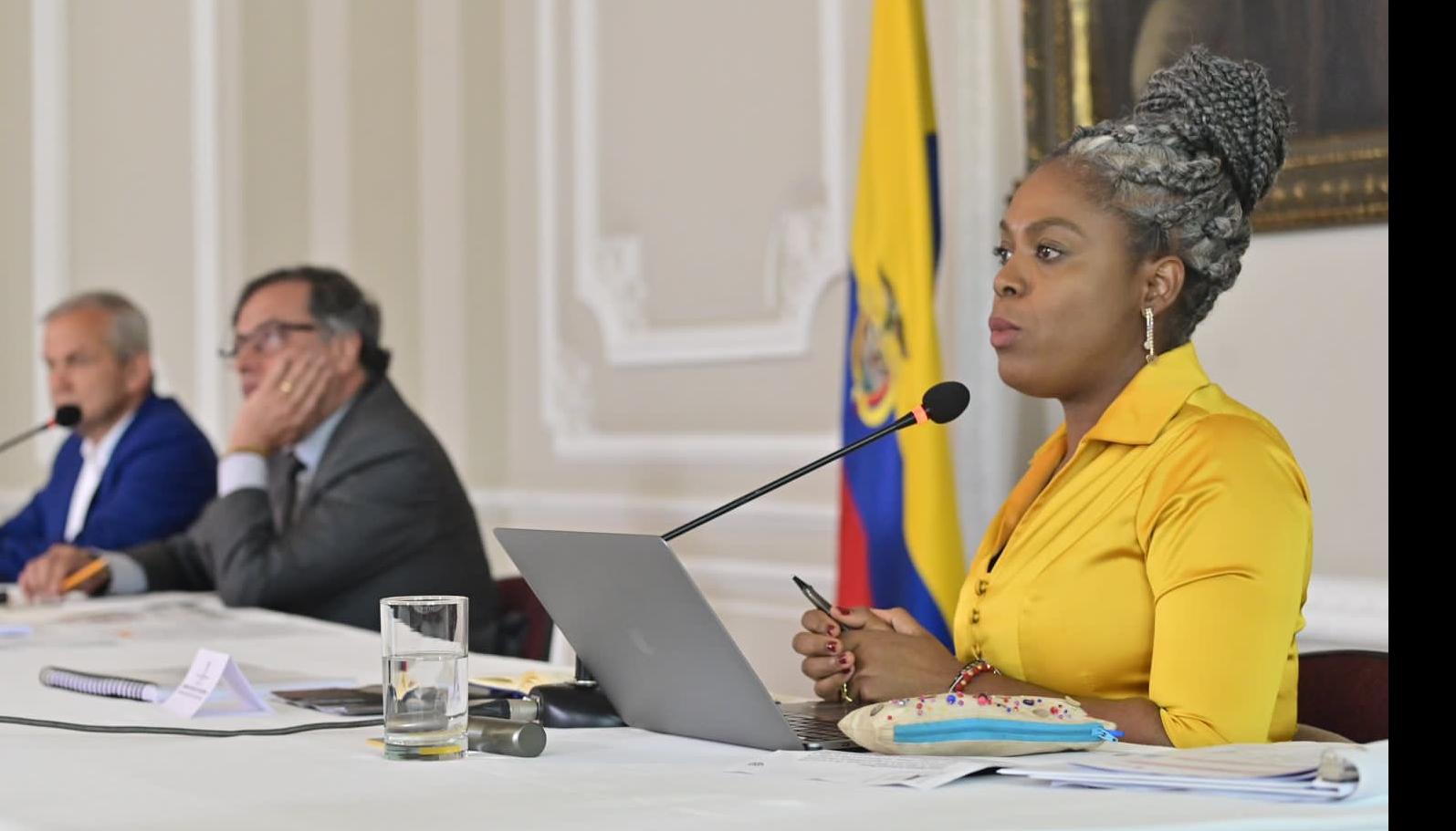 La ministra de Educación, Aurora Vergara, en la reunión con universidades públicas. La acompaña el Presidente Petro
