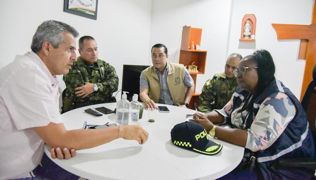 El Ministro Velasco con el comandante de la Policía, el registrador y la procuradora de Chocó.