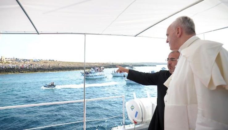 El papa Francisco frente al mar en la isla de Lampedusa (Italia)