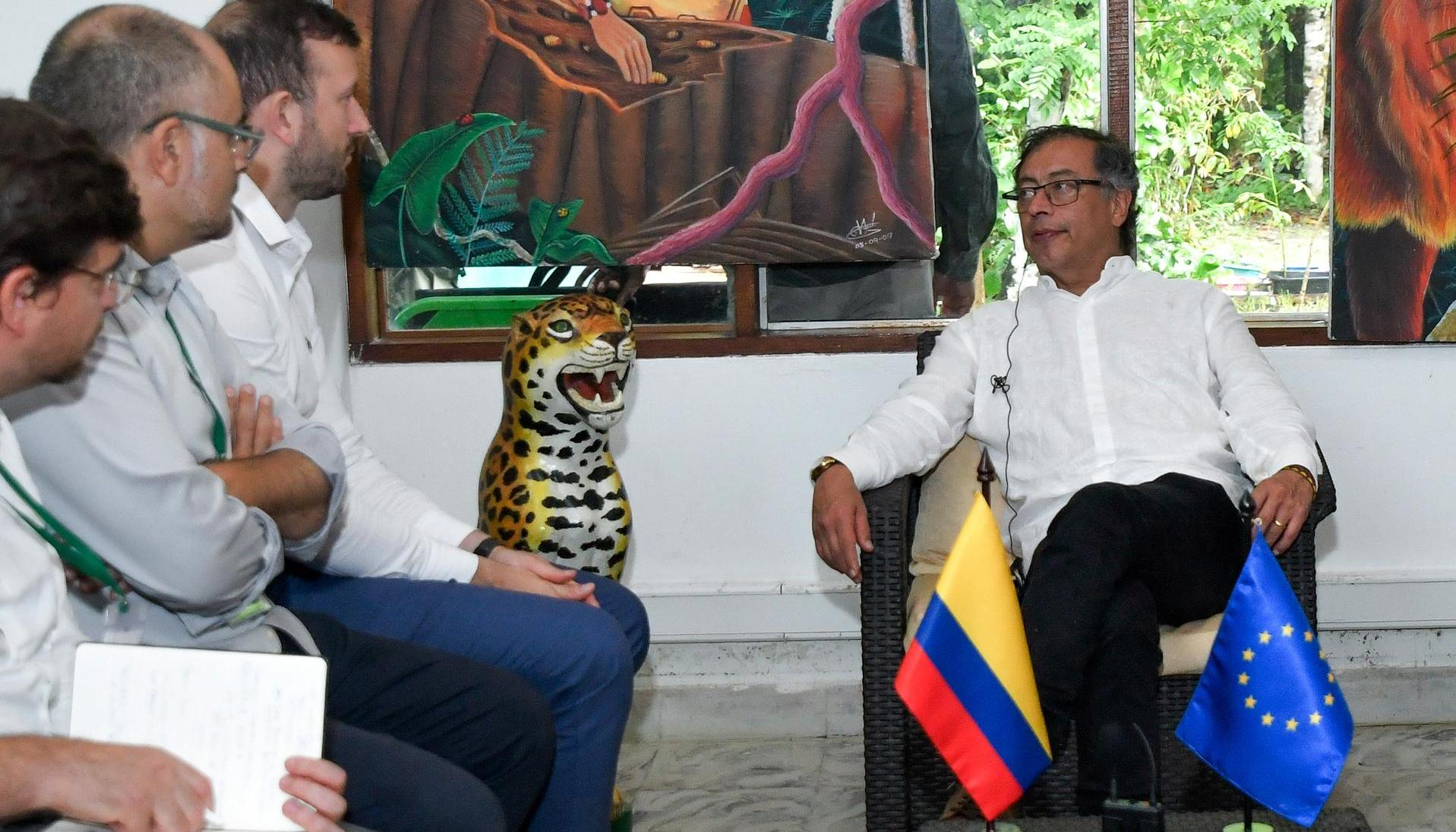 Petro con el embajador de la UE en Colombia, Gilles Bertrand, y el comisario europeo de Medioambiente, Virginijus Sinkevicius 