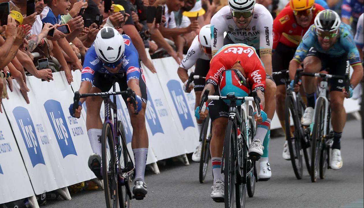 Jasper Philipsen superó en el esprint a Caleb Ewan. 