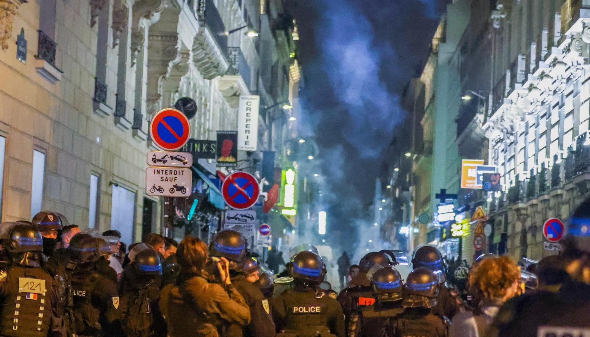 La policía antidisturbios en una zona cercana al Arco del Triunfo en París
