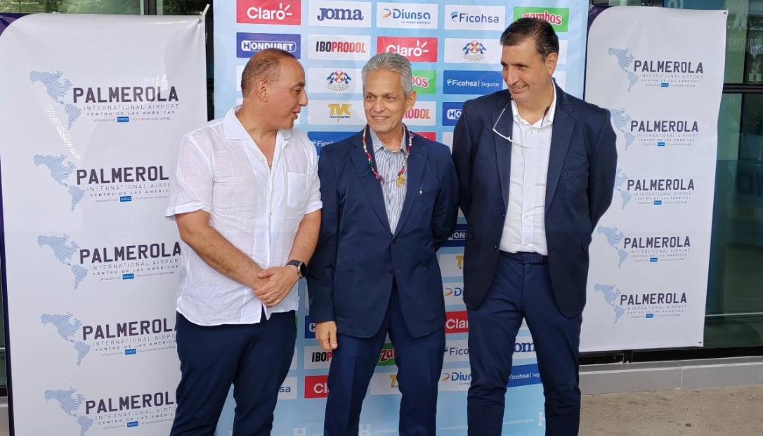 Reinaldo Rueda fue recibido por directivos de la Federación Nacional Autónoma de Fútbol de Honduras. 