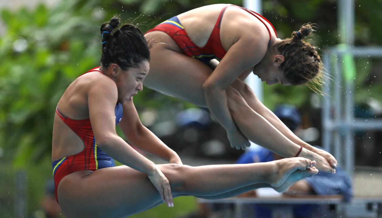 Las colombianas Viviana Uribe y Daniela Zapata, oro en trampolín tres metros.