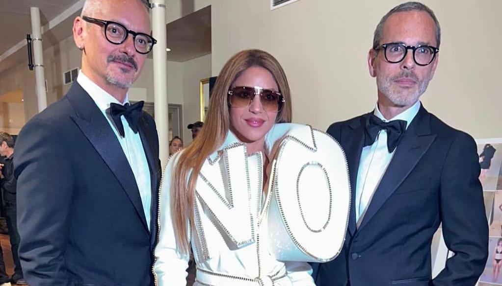 Shakira con los diseñadores Viktor Horsting y Rolf Snoeren, de la marca Viktor & Rolf en París.