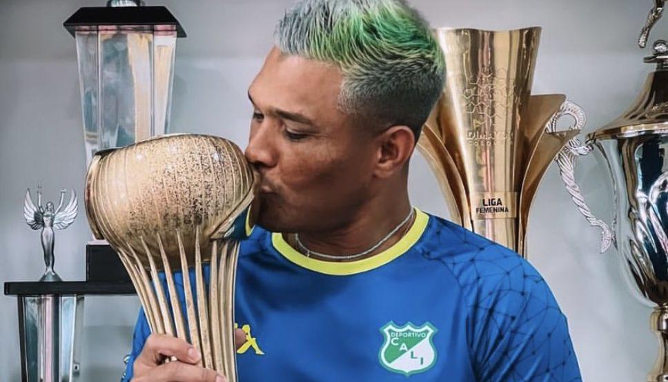 Teófilo Gutiérrez con el trofeo de campeón que logró con el Cali en 2021.