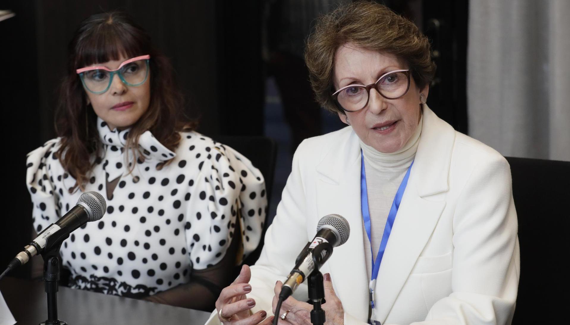 La vicepresidenta del IPCC. Thelma Krug, habla durante una rueda de prensa en Bogotá. La acompaña la investigadora Paola Arias, 