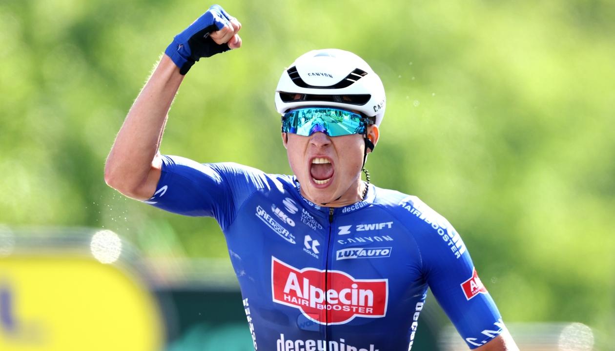 El belga Jasper Philipsen celebra tras imponerse en la tercera etapa del Tour.