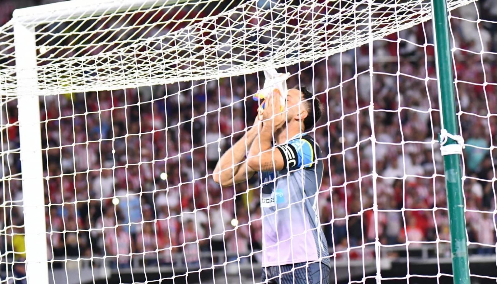 Sebastián Viera besa los guantes que llevó en su último partido con Junior