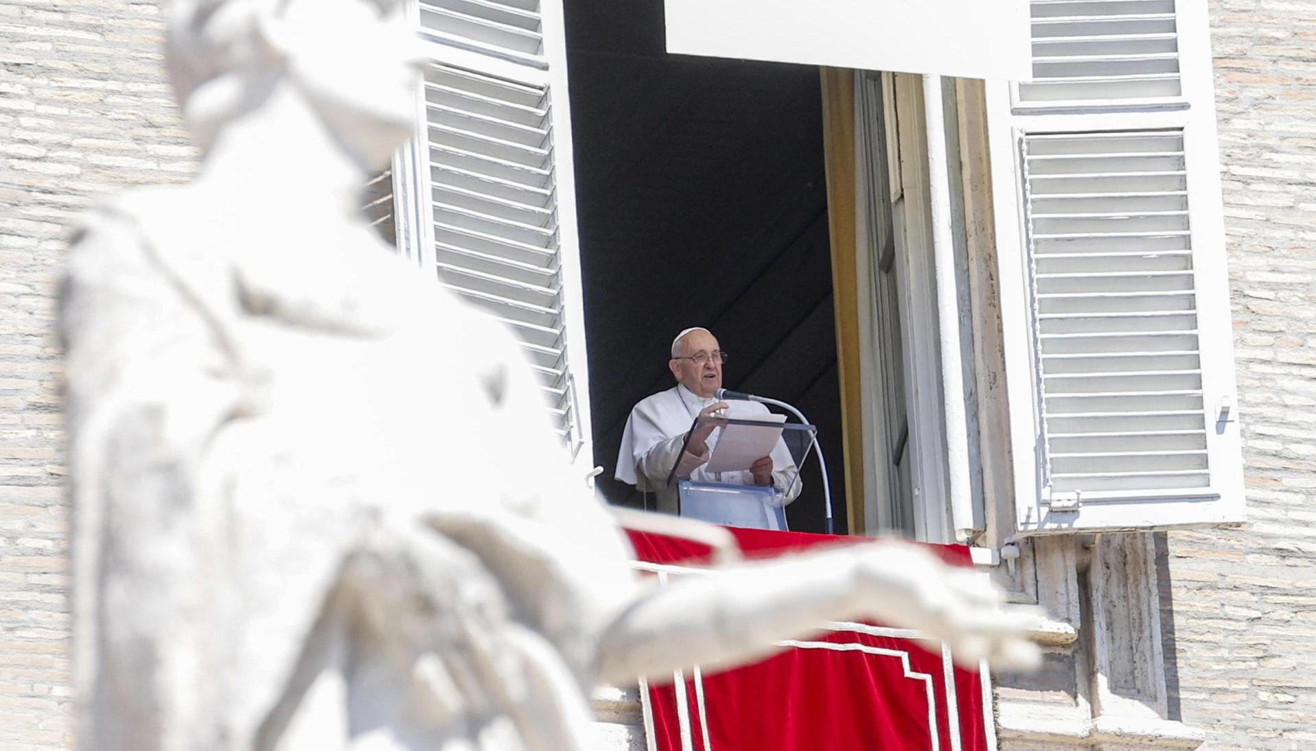El Papa Francisco dirige el rezo del Ángelus.