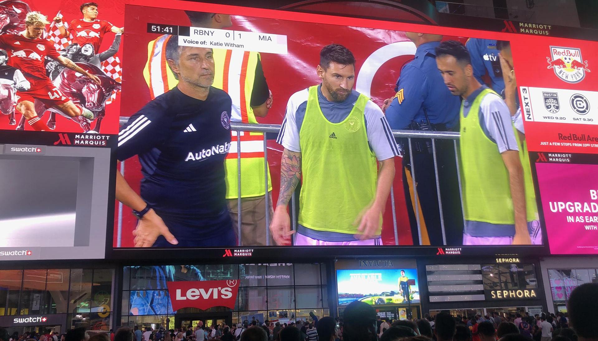 Promoción del partido de Lionel Messi en el Times Square en Nueva York.