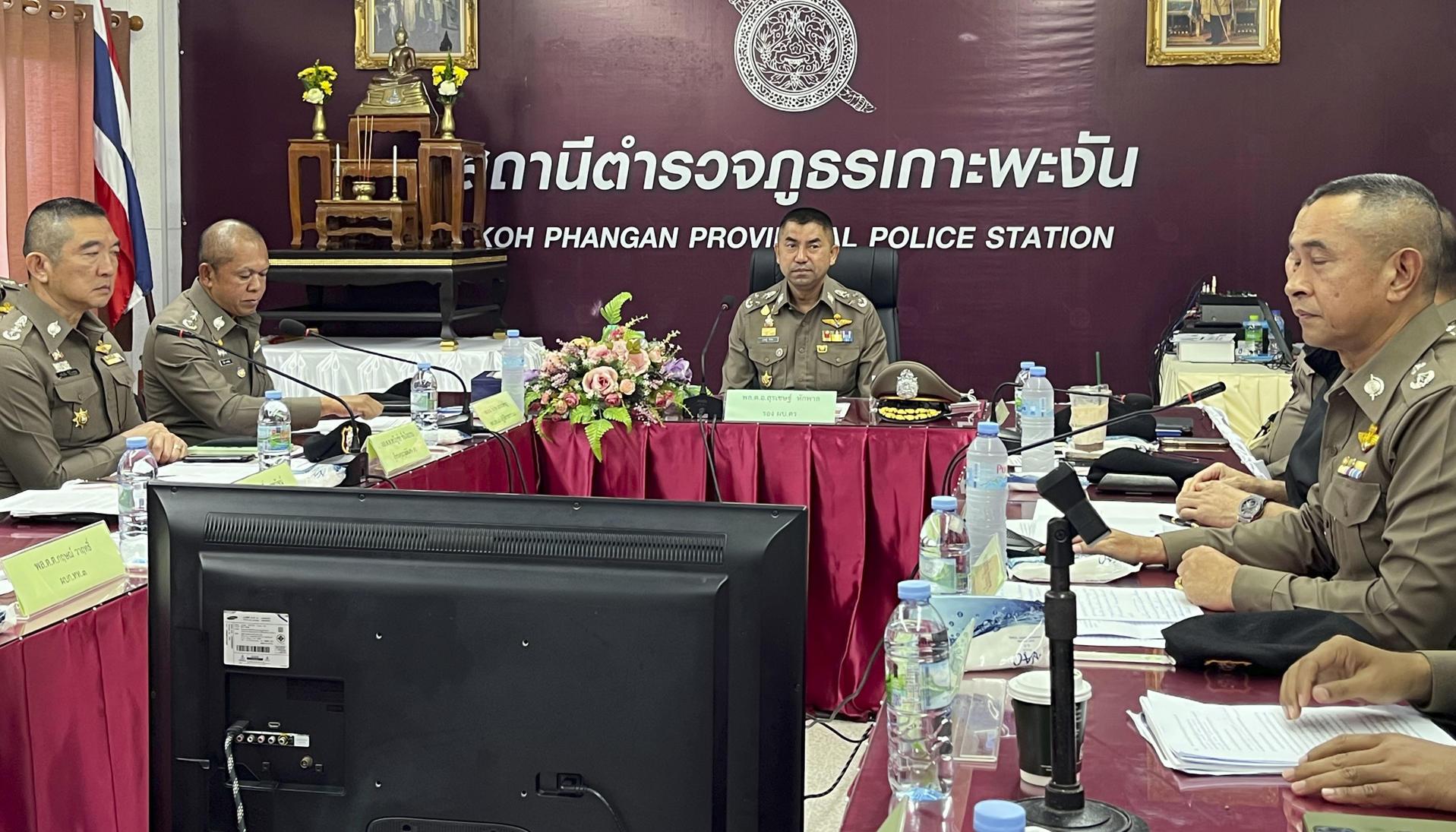  El subdirector de la Policía de Tailandia, Surachate Hakparn (c), durante una reunión con varios oficiales.