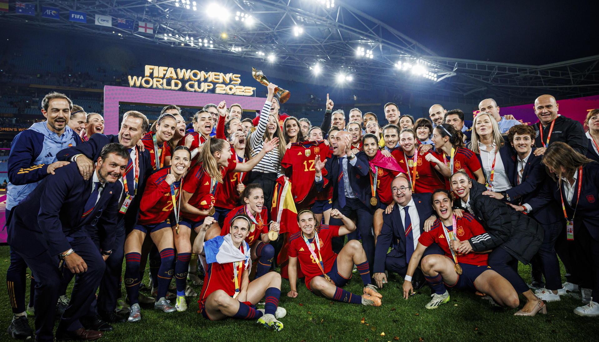 Jugadoras de España celebrando el título.