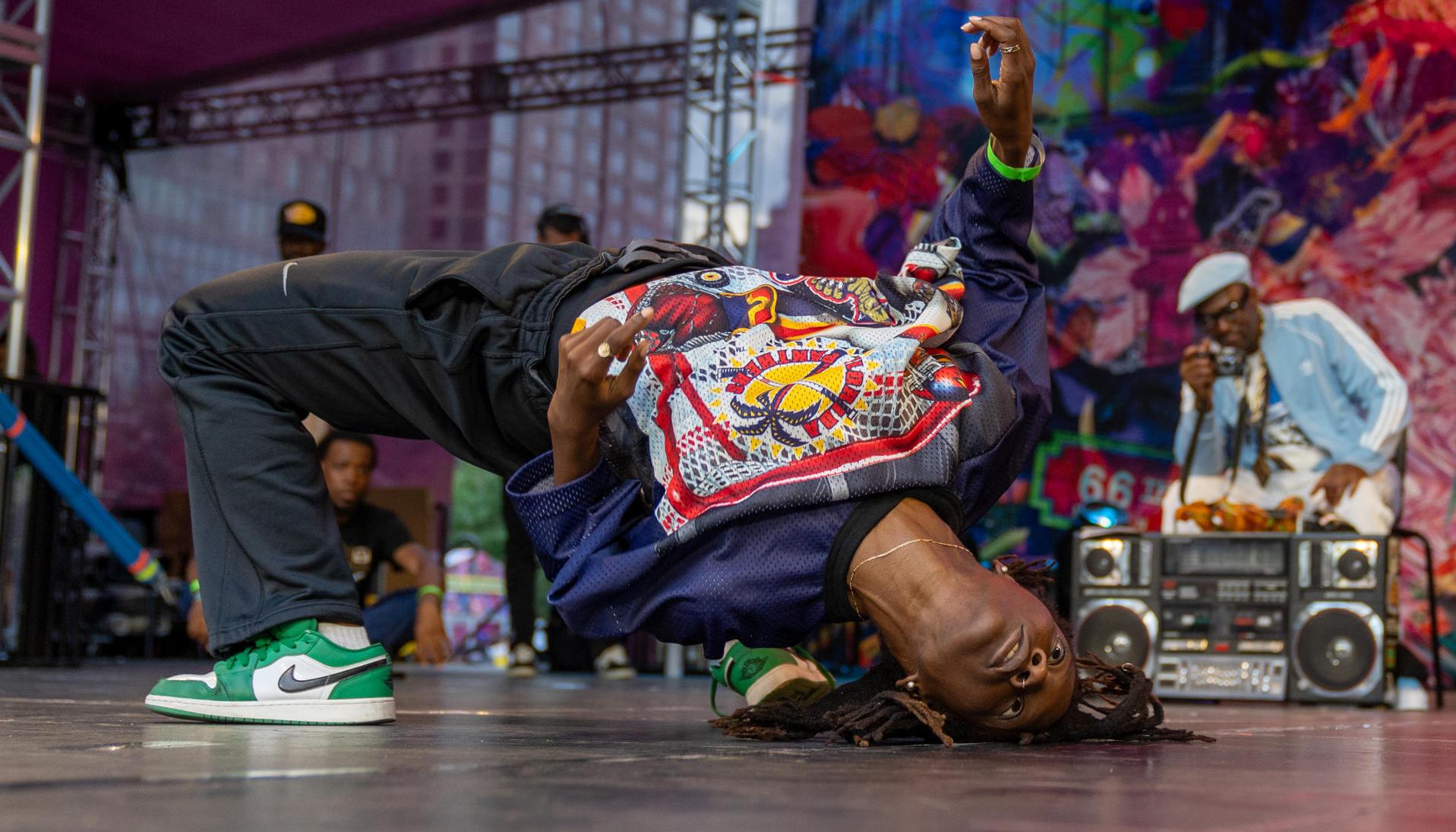 Un joven participa en una competencia de baile durante el Summer for the City Hip-Hop Week.