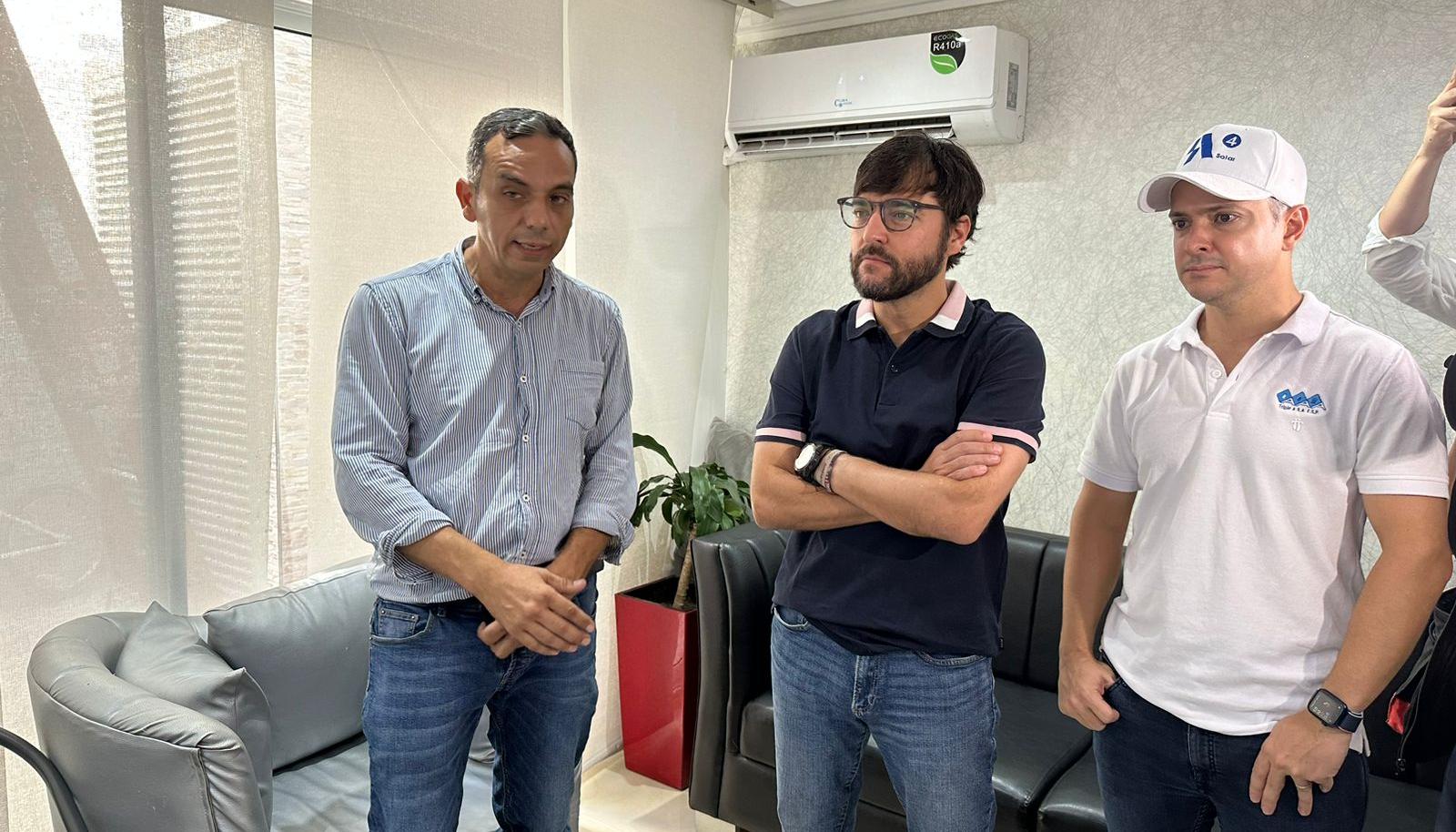 Alcalde de Barranquilla, Jaime Pumarejo, en una vivienda en Villa Carolina.