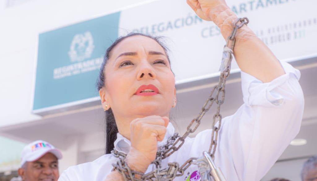 La candidata Alexandra Pineda se había encadenado en protesta contra la Registraduría.
