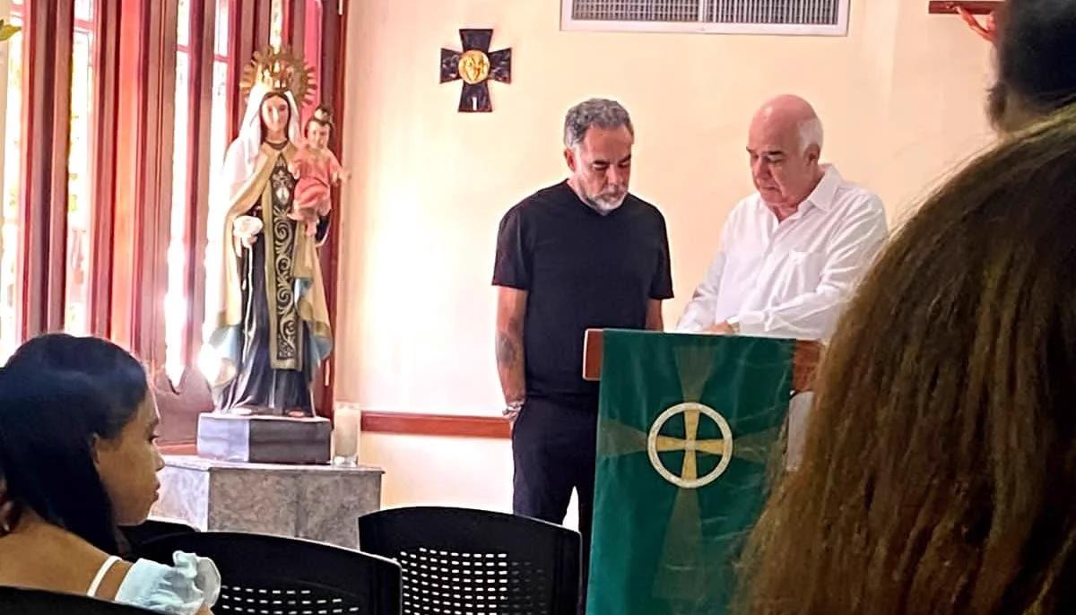 Armando Benedetti en el altar de la iglesia del barrio El Golf.