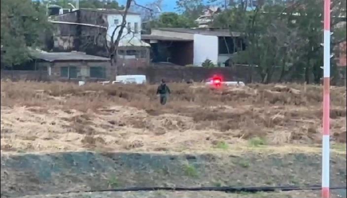 Inspección de las autoridades en el aeropuerto.