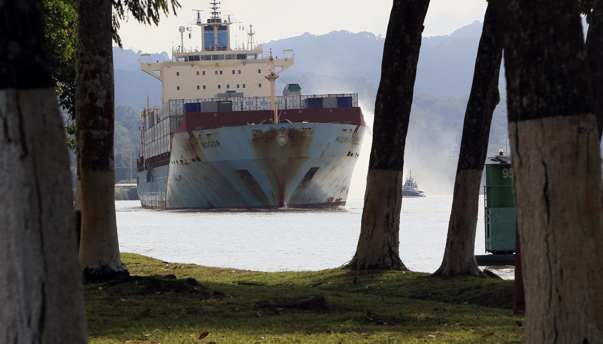 Panorámica de buques transitando por el Canal de Panamá.