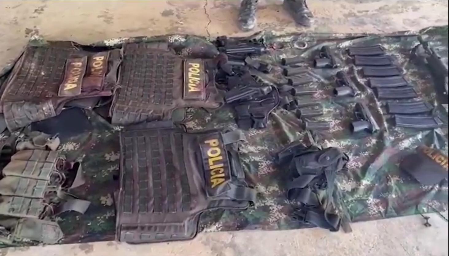 Los chalecos y las armas de los policías asesinados.