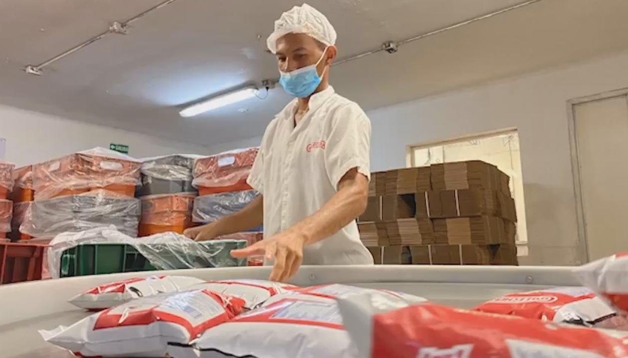 Un empleado de Coolechera, la cooperativa fundada en 1933 en Barranquilla