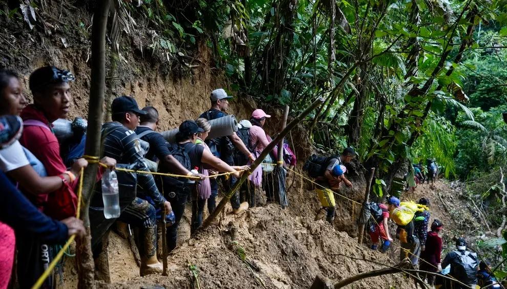 Personas cruzando la selva del Darién con niños. 
