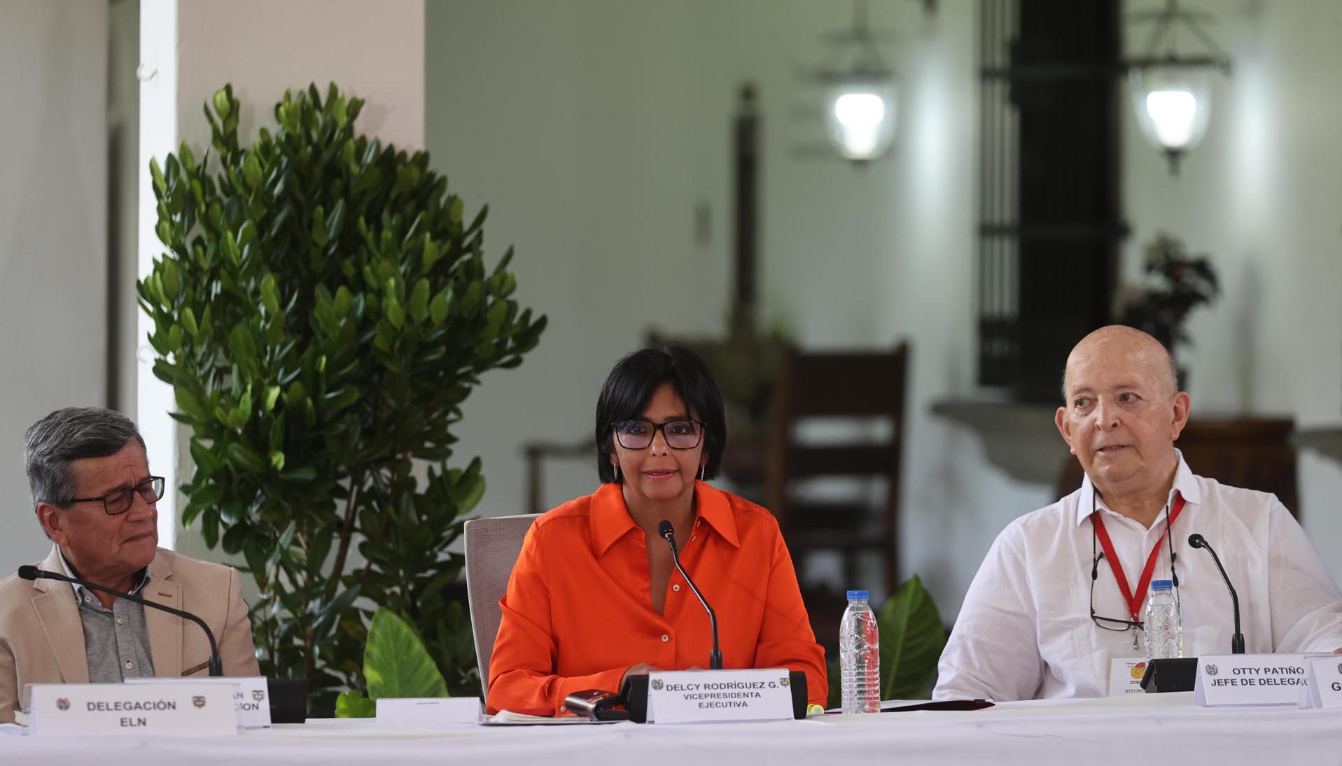 Pablo Beltrán, Delcy Rodríguez y Otty Patiño, en Caracas.