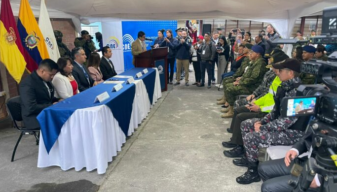La presidenta del Consejo Nacional Electoral, Diana Atamaint; el vicepresidente Enrique Pita y el presidente Guillermo Lasso en la ceremonia de apetura de las elecciones de este domingo