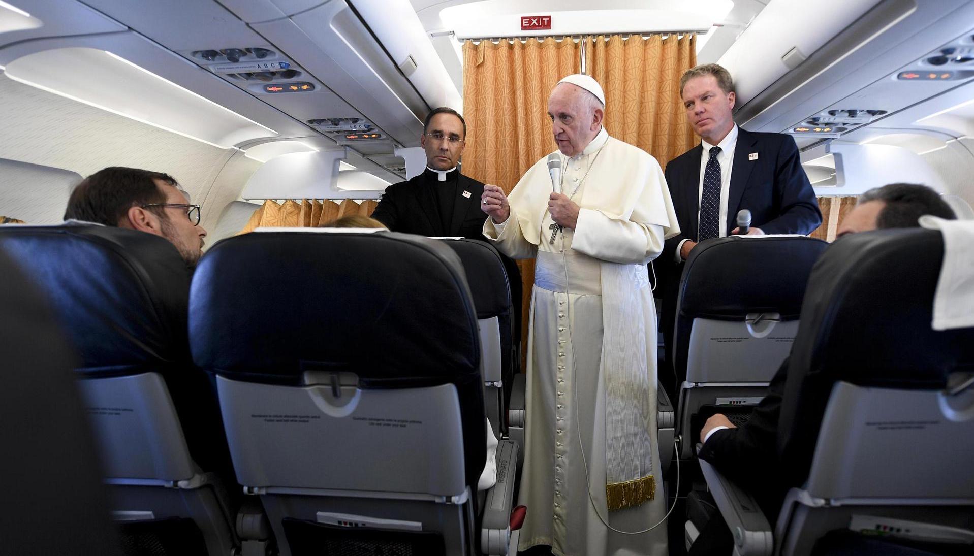 El Papa Francisco atendiendo a la prensa en un viaje pastoral. 