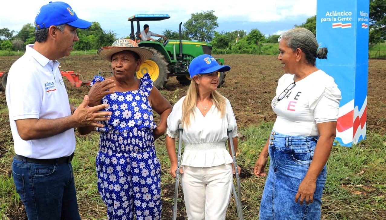 Elsa Noguera en su visita al corregimiento de Bohórquez.