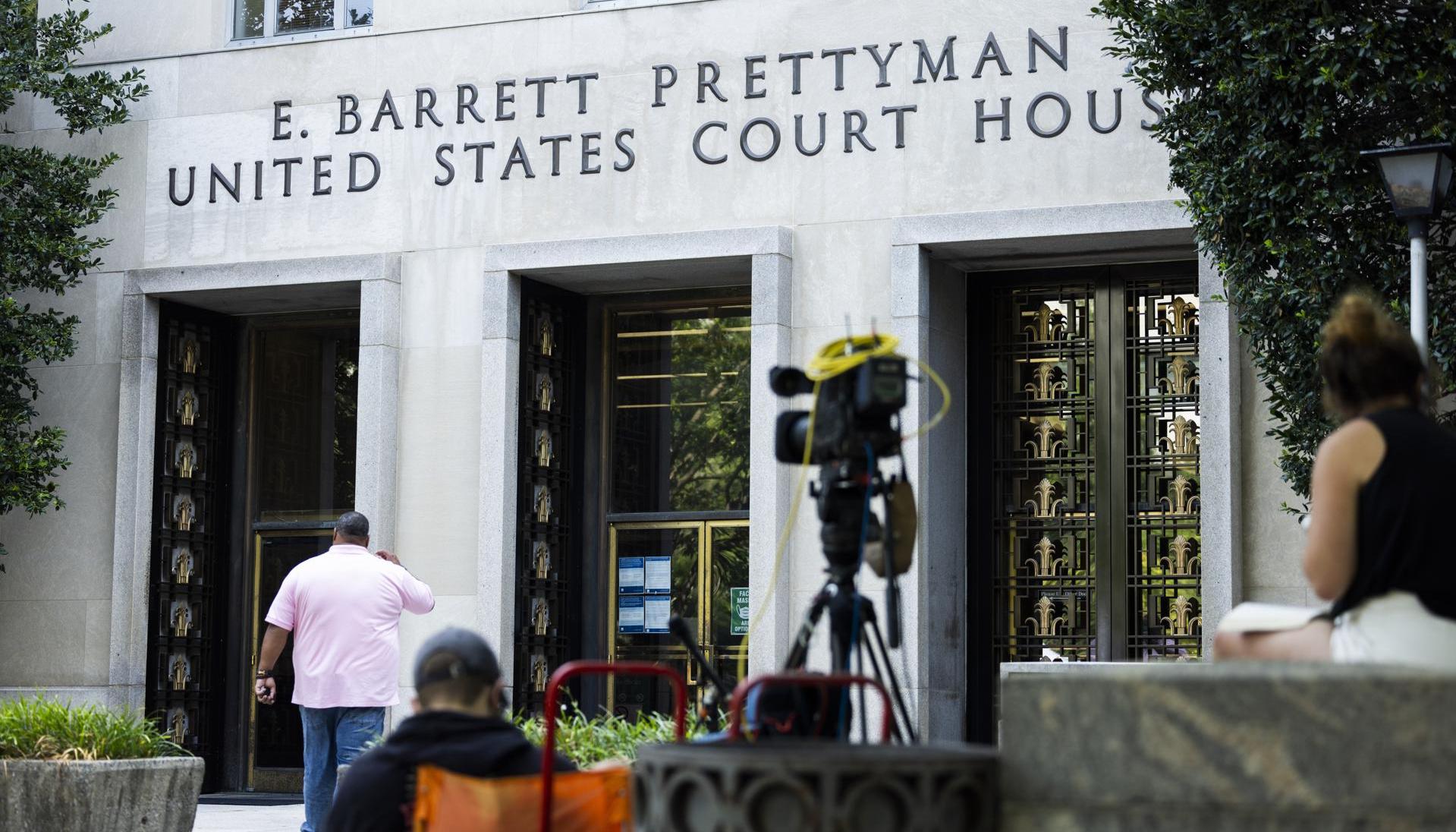 Entrada lateral del Palacio de Justicia de los Estados Unidos E. Barrett Prettyman.