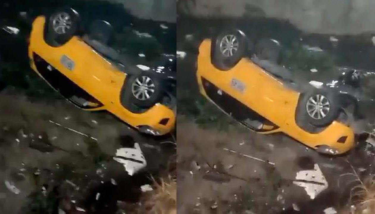 Así quedó el vehículo tras caer en el arroyo del barrio La Paz.