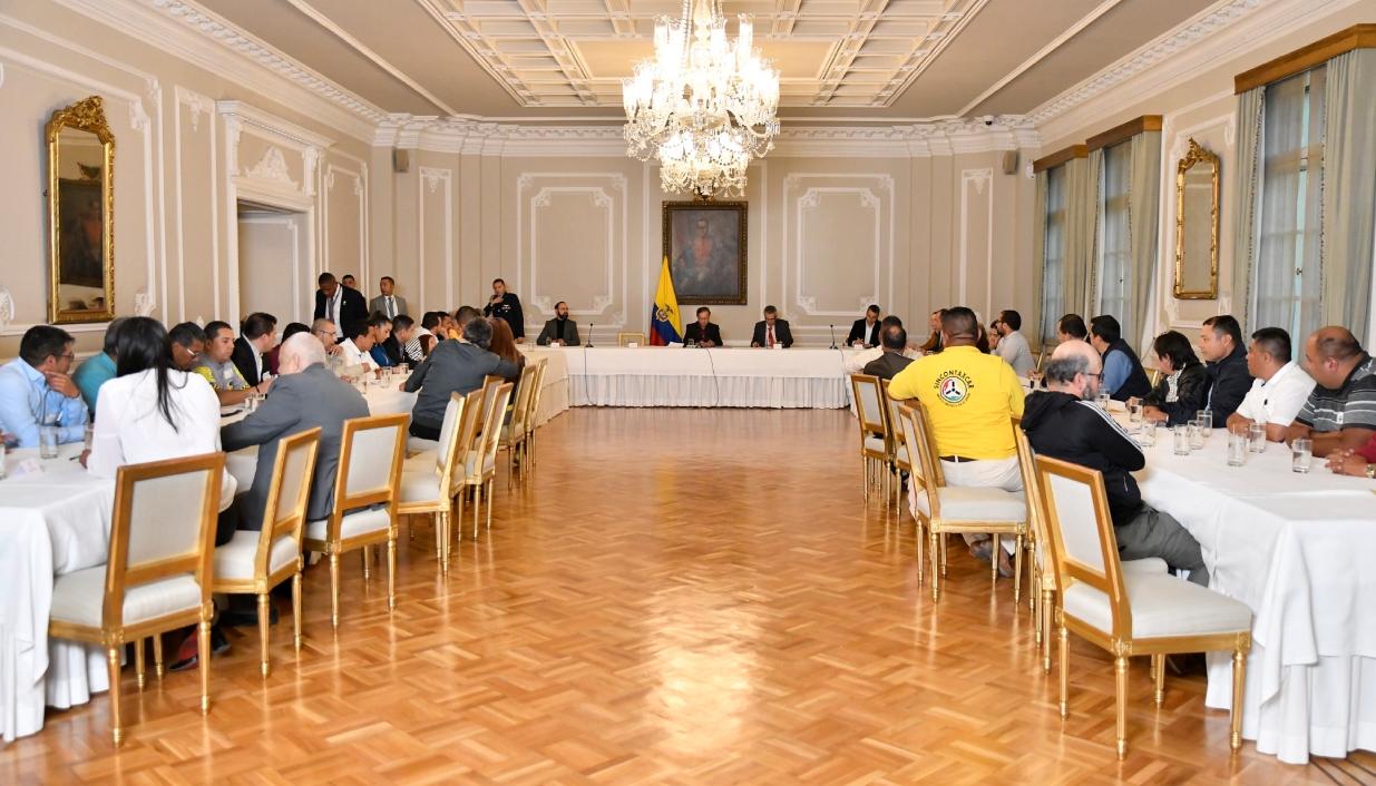 Imagen de la reunión del Presidente Petro con el gremio de taxistas.