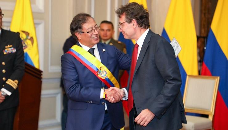 Gustavo Petro posesionando a Alejandro Gaviria