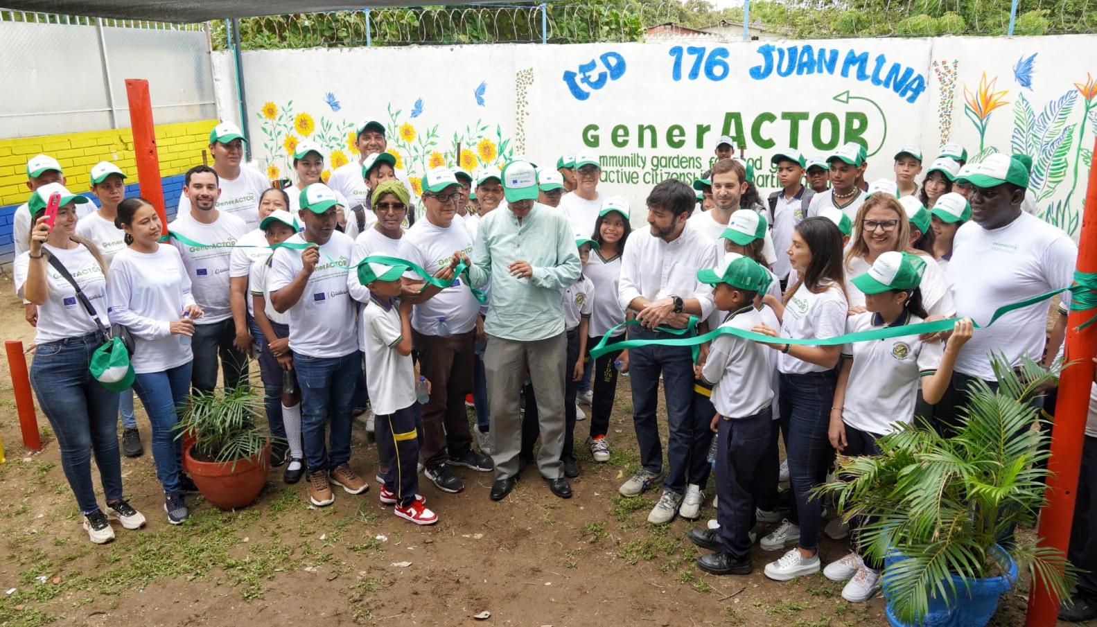 Jaime Pumarejo, Alcalde de Barranquilla, en la huerta escolar de la IED Juan Mina.