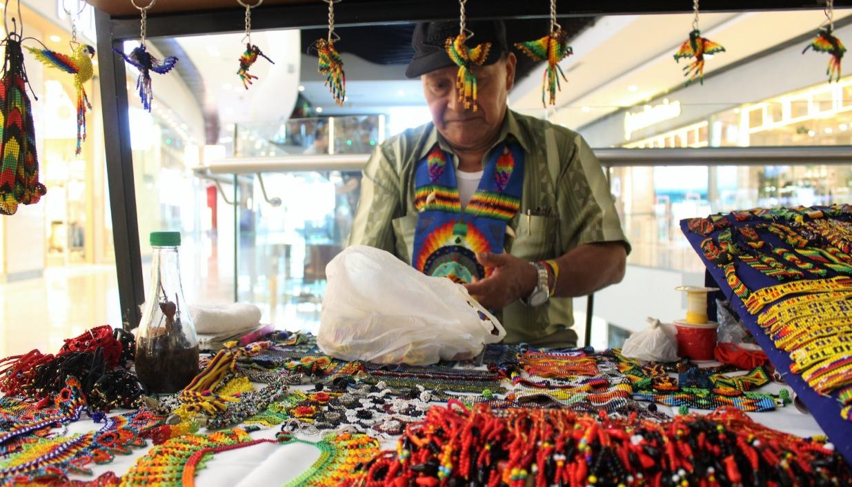 Imagen de un indígena que vende sus artesanías.