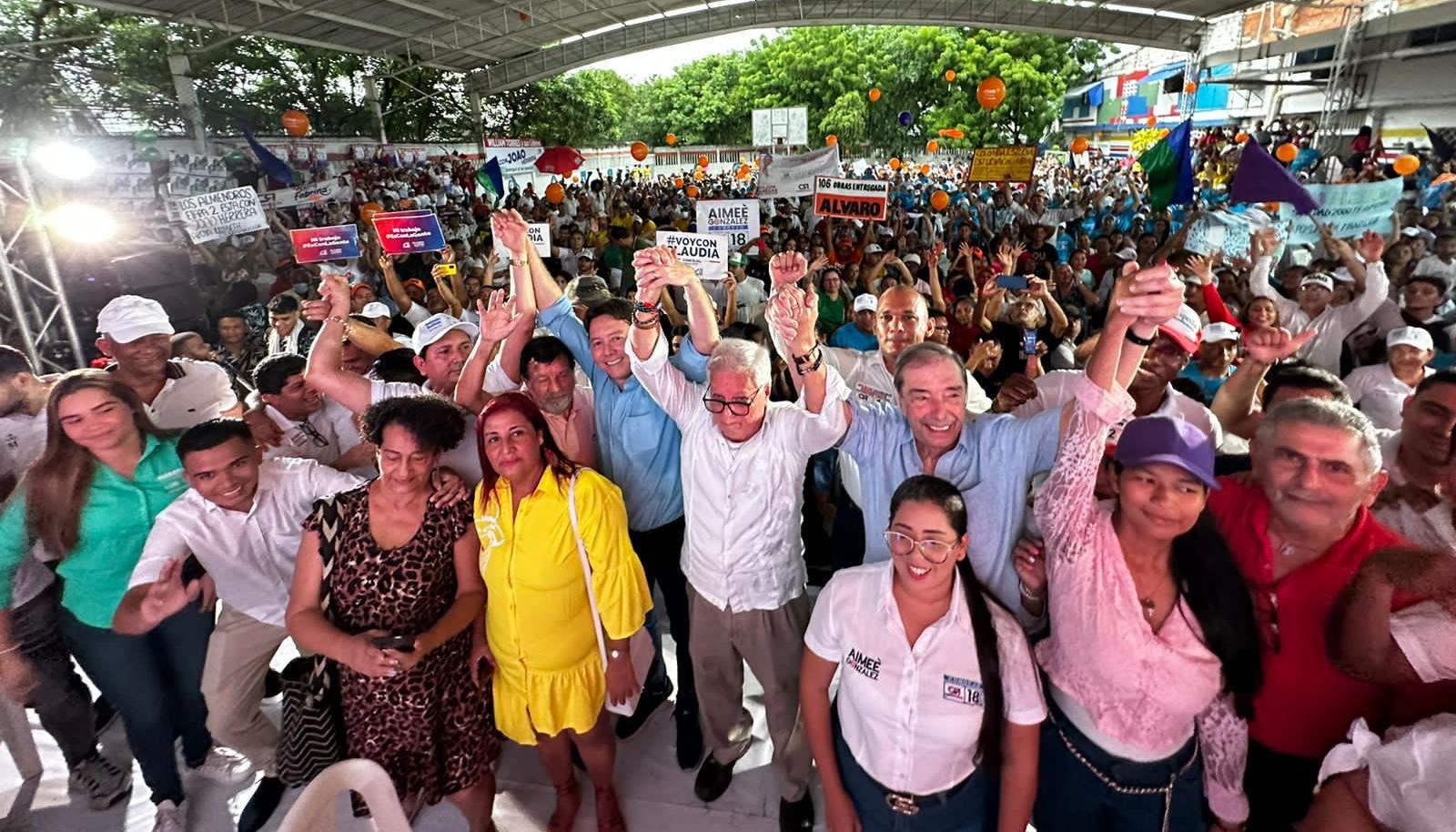 El máximo dirigente de Cambio Radical, Fuad Char, levanta los brazos de Joao Herrera. Los acompaña el excandidato William Torres, entre otros